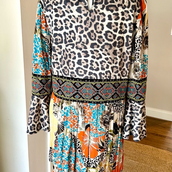 NWT Chic animal print flowy blouse by Sharon Young. Size medium. NEW - Picture 6 of 7
